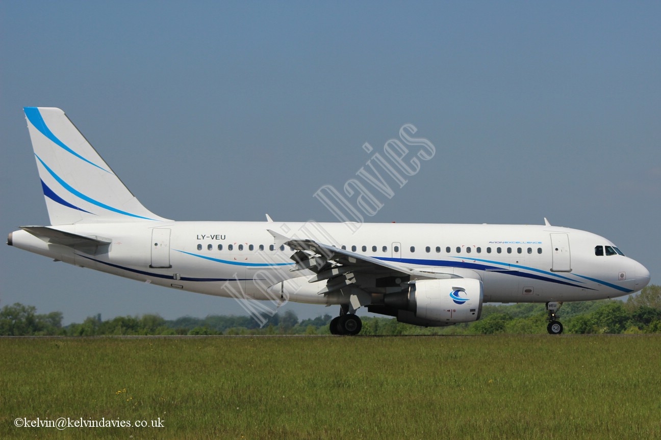 Avion Express  A319 LY-VEU