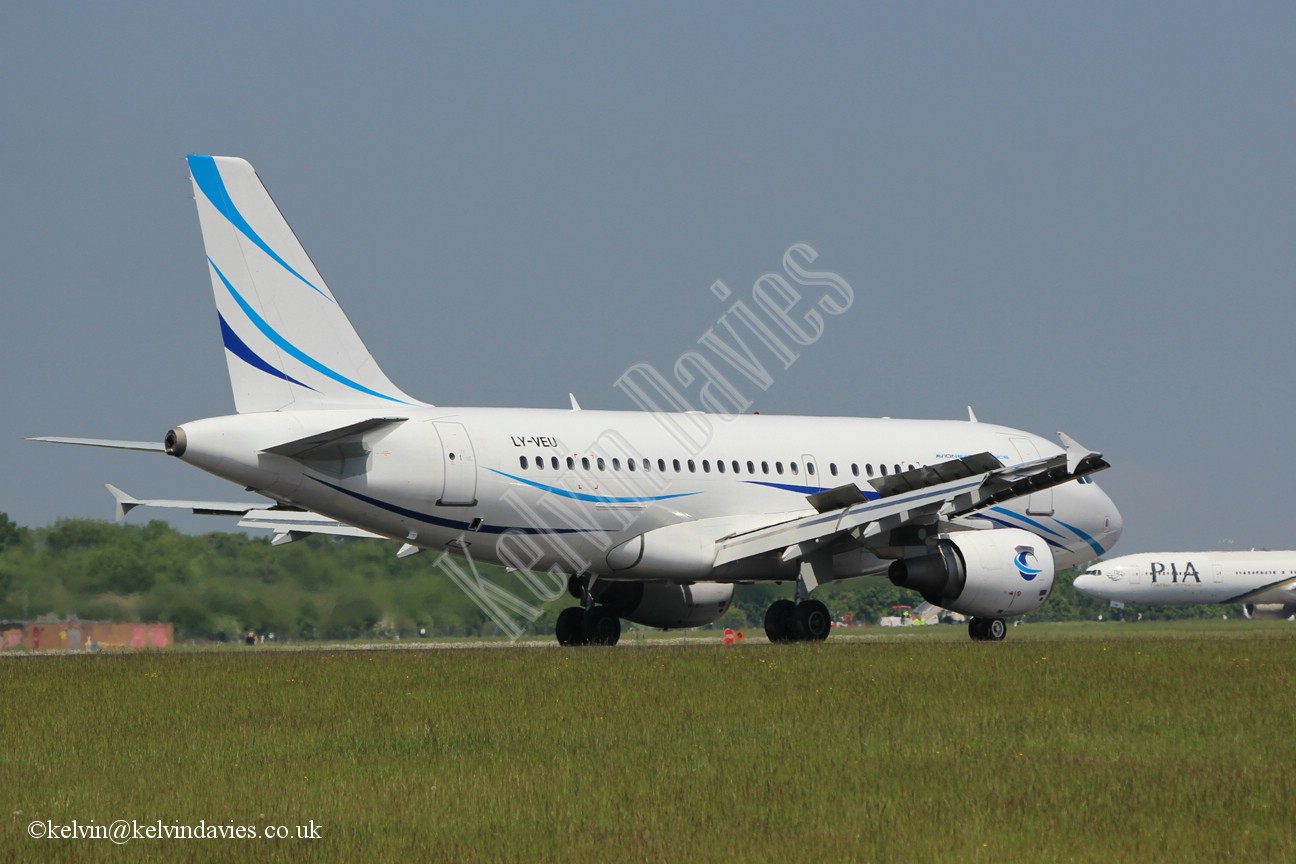 Avion Express  A319 LY-VEU