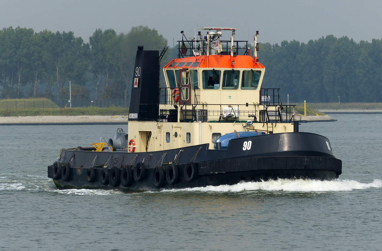 TUG 90