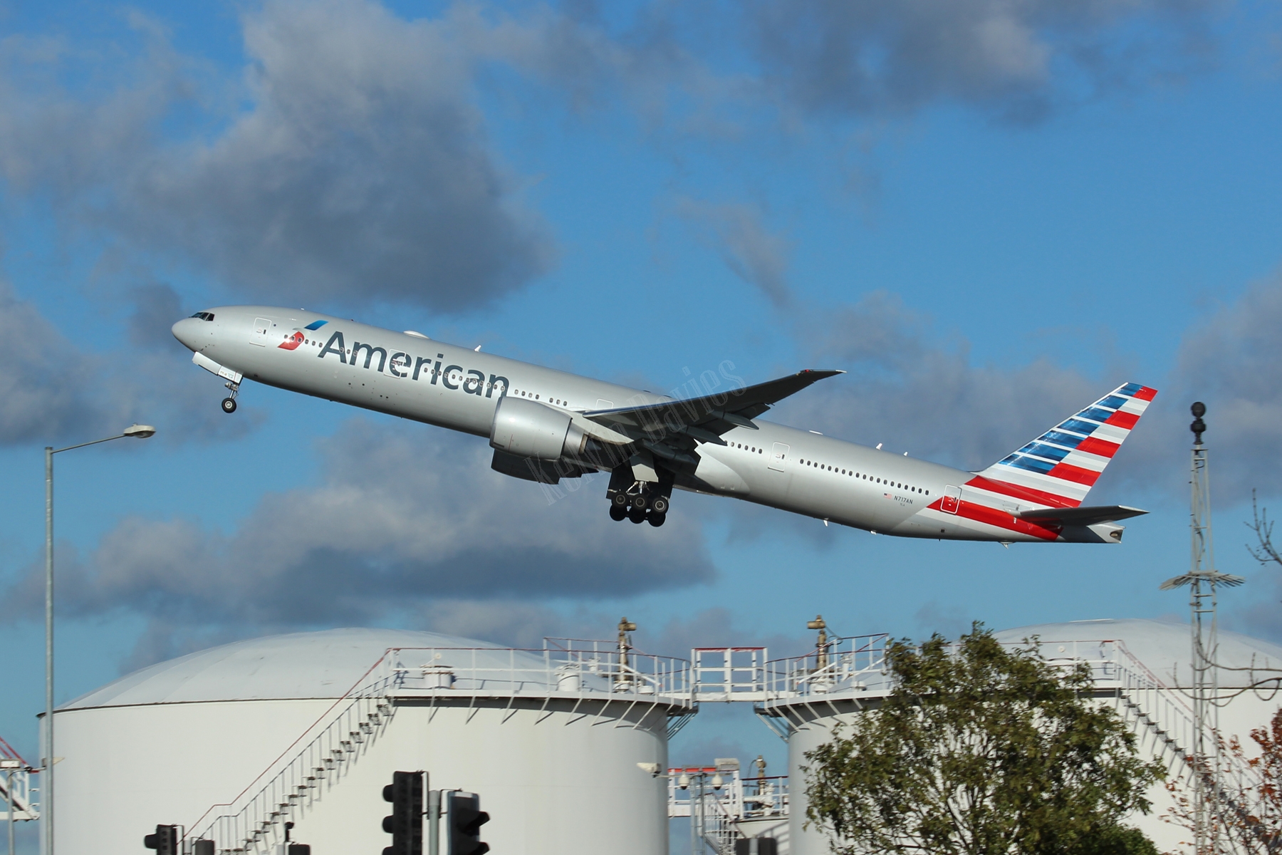 American Airlines 777 N717AN