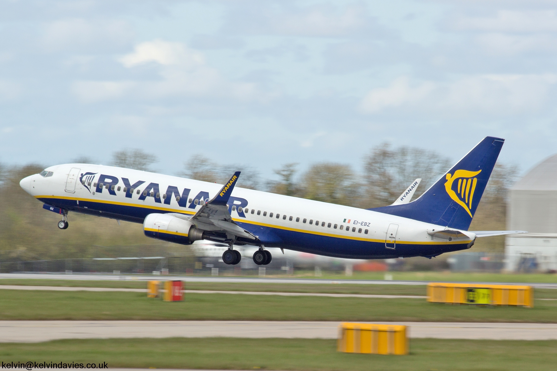 Ryanair 737NG EI-EBZ