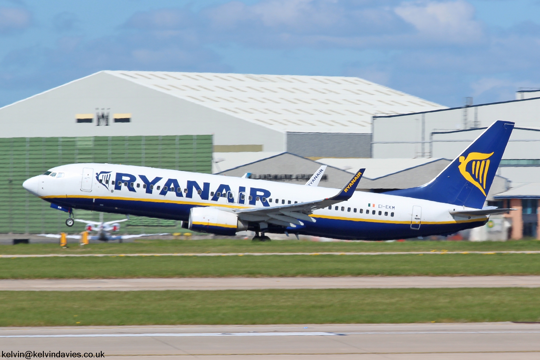 Ryanair 737NG EI-EKM