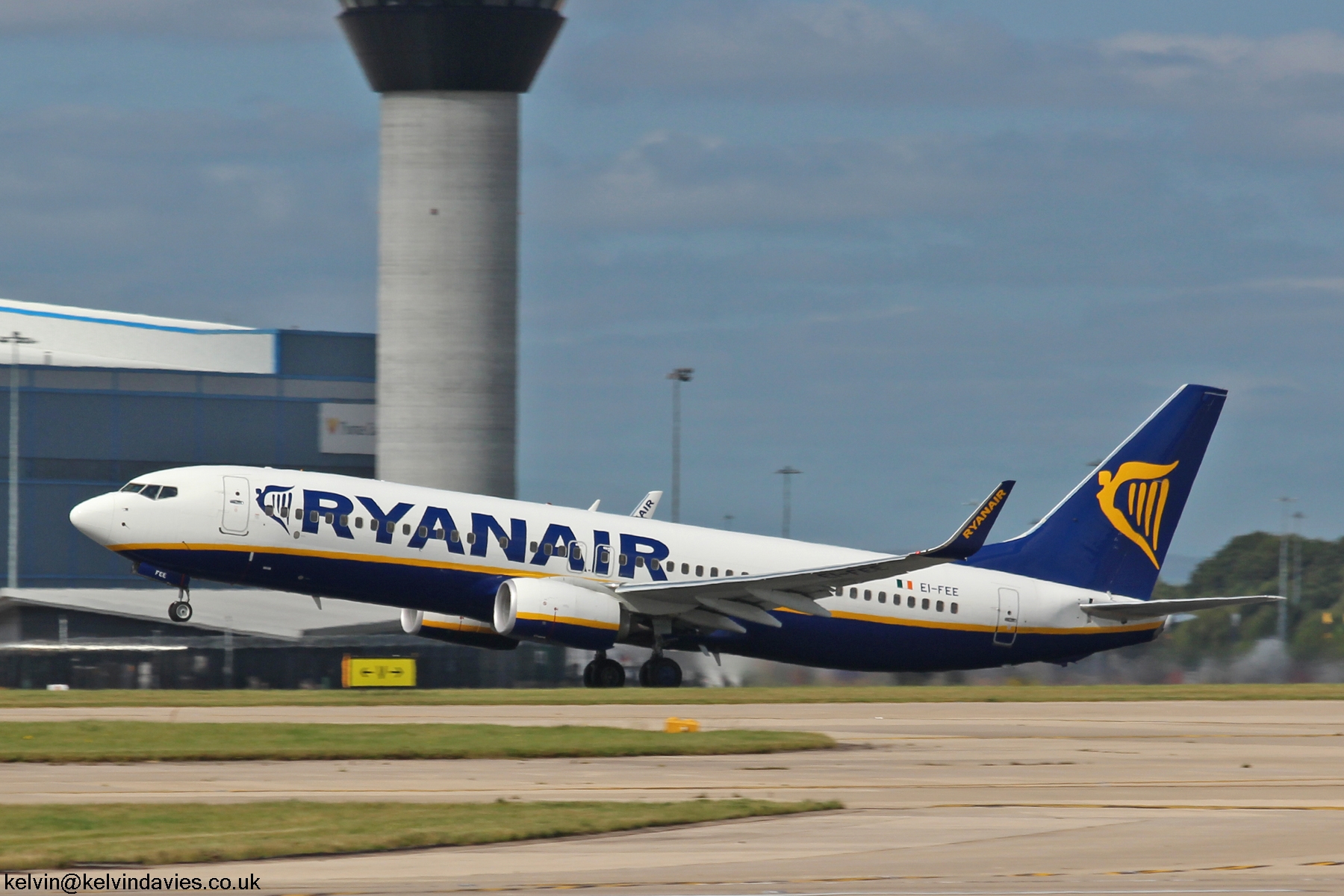 Ryanair 737-800 EI-FEE