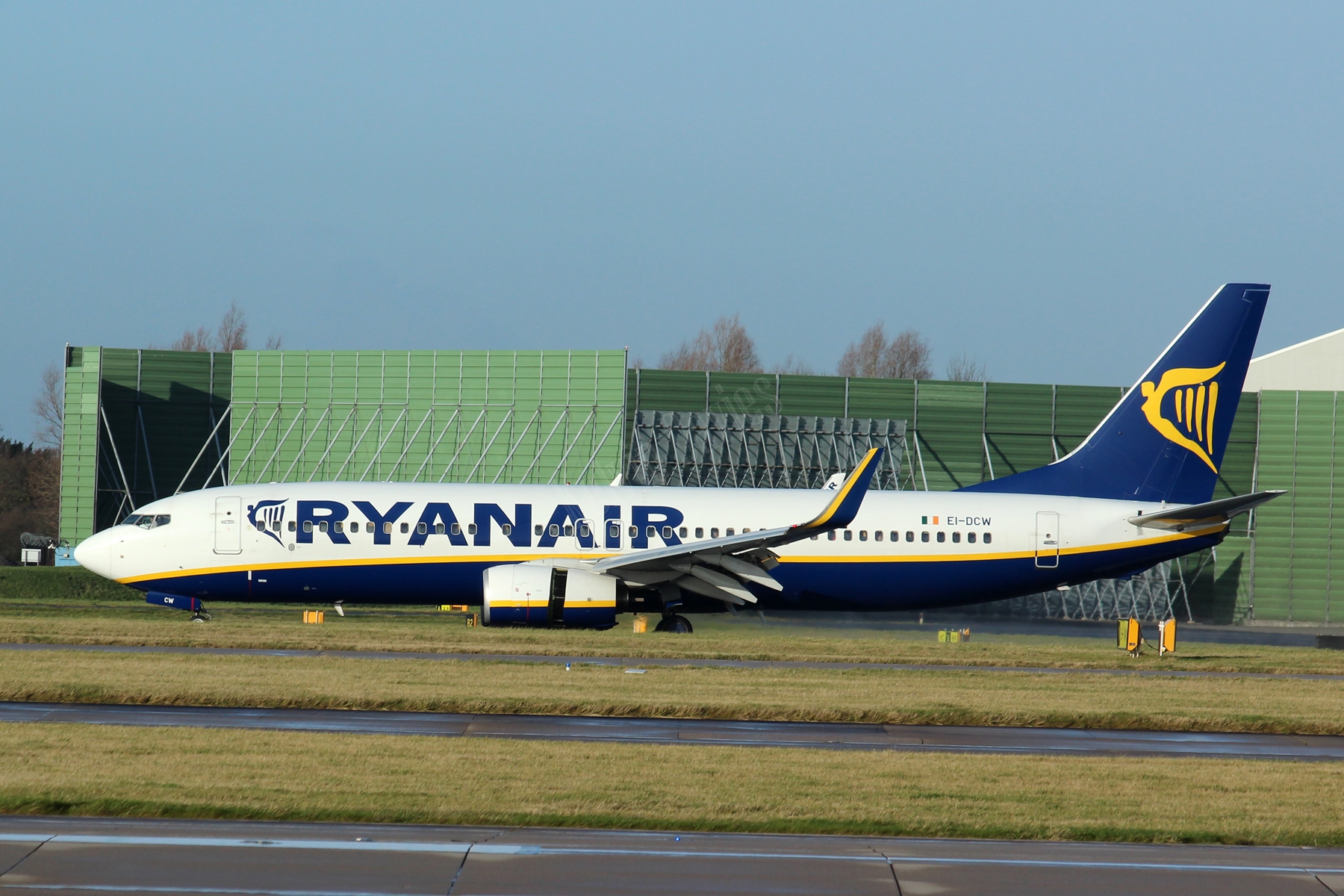 Ryanair 737 EI-DCW