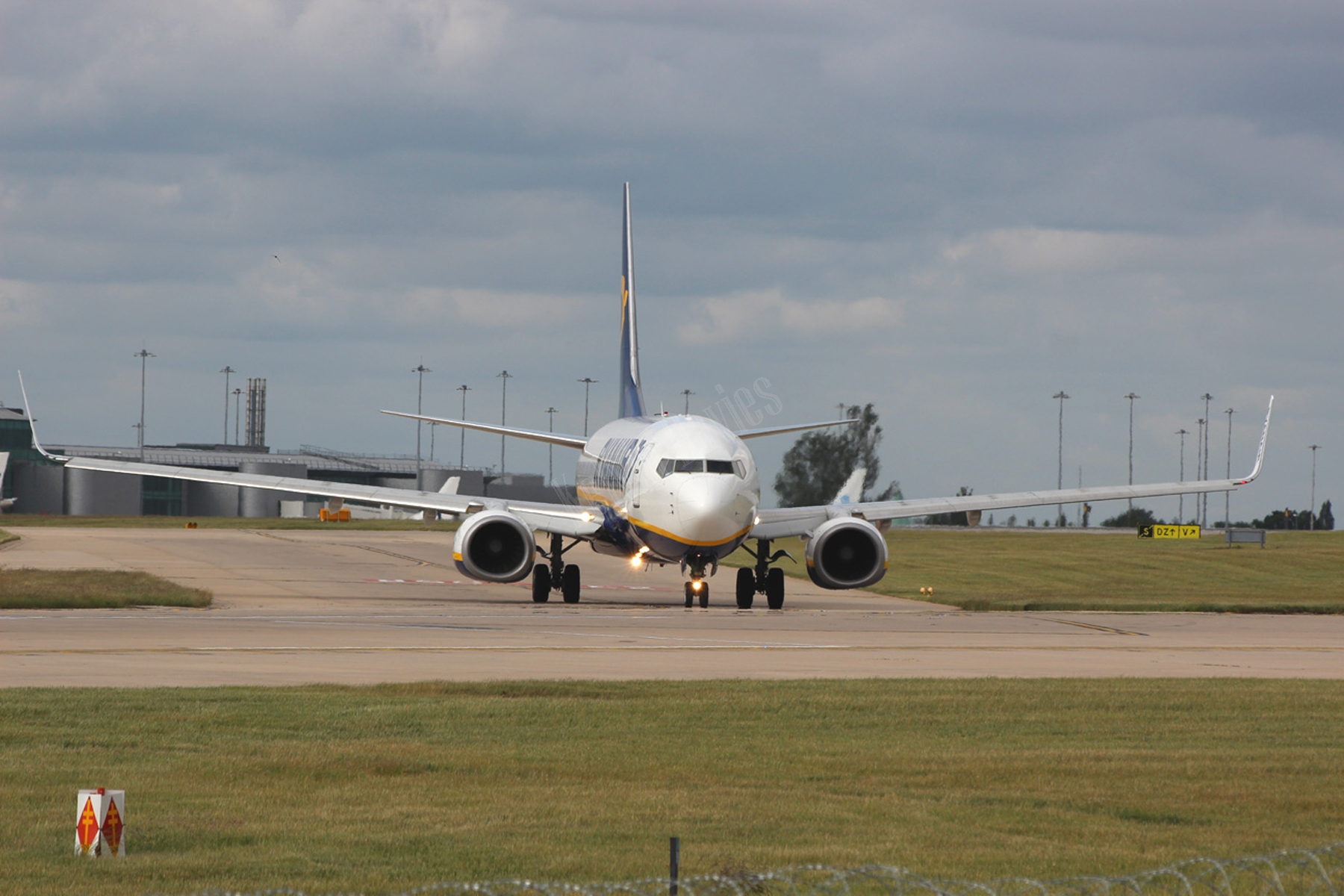 Ryanair 737 EI-DYW