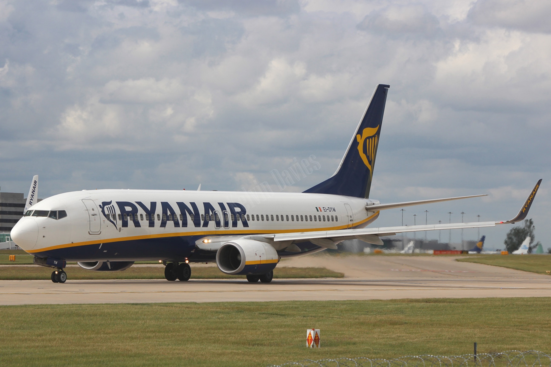Ryanair 737 EI-DYW