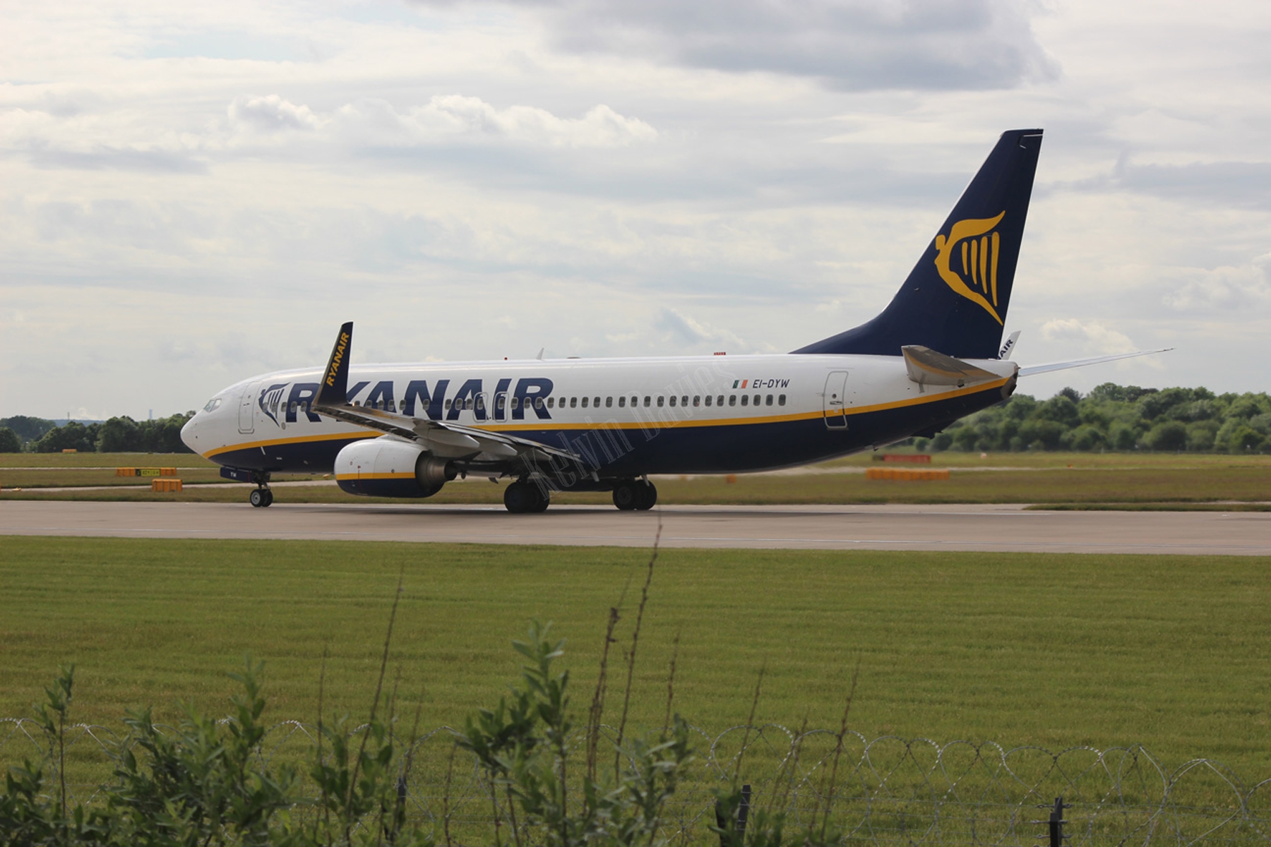 Ryanair 737 EI-DYW
