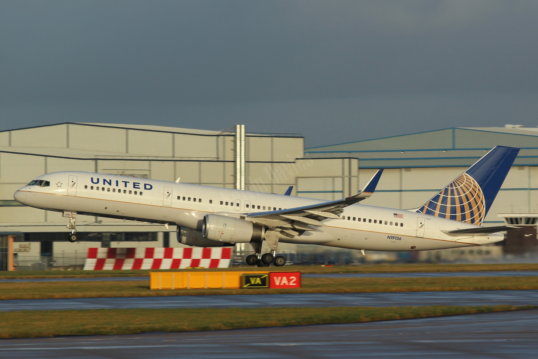 United Airlines 757 N19136