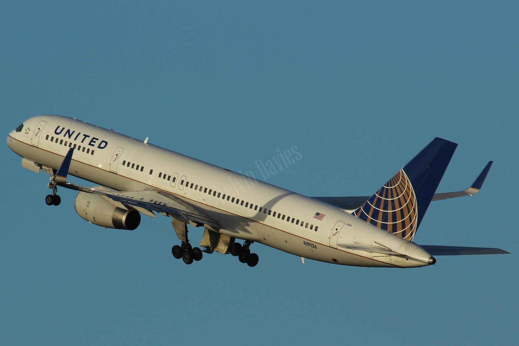 United Airlines 757 N19136