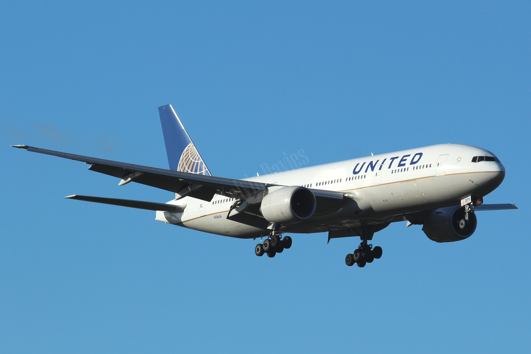 United Airlines 777 N216UA