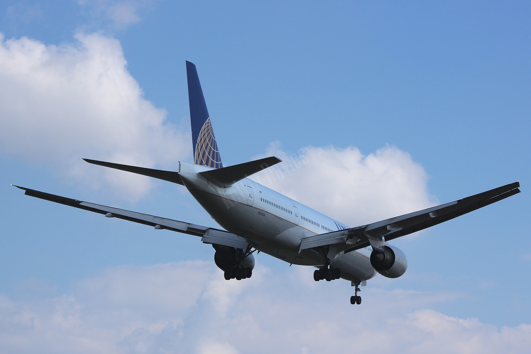 United Airlines 777 N217UA