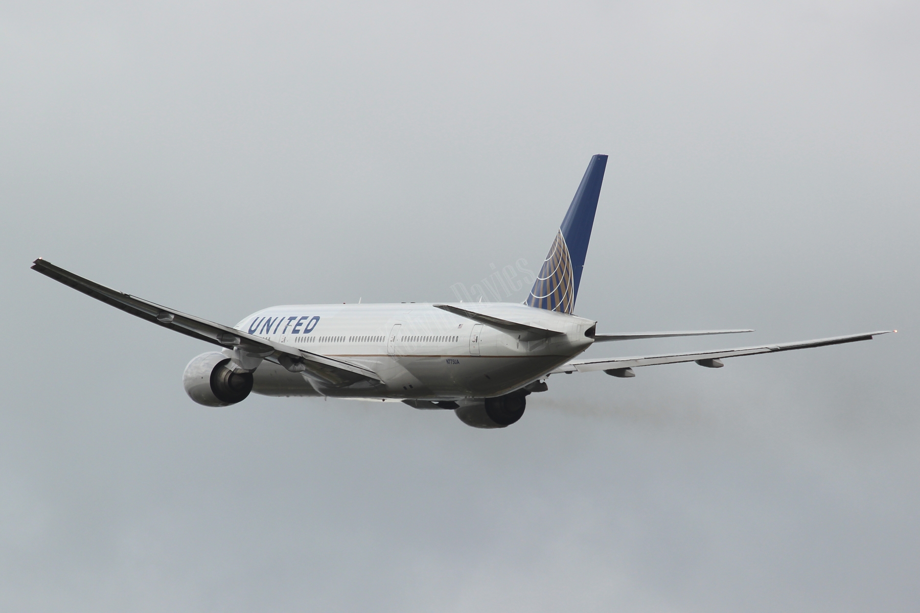 United Airlines 777 N775UA