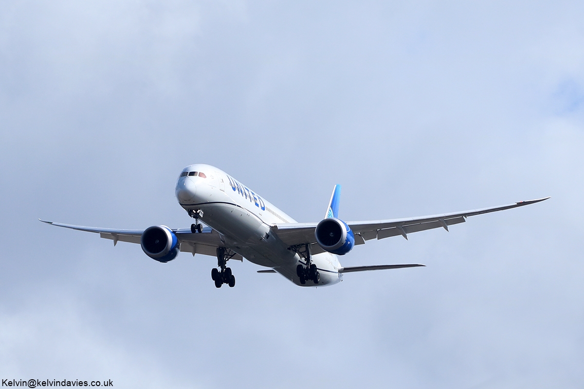 United Airlines 787 N17015