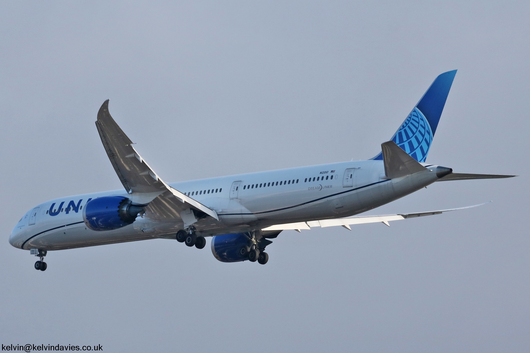 United Airlines 787 N12010