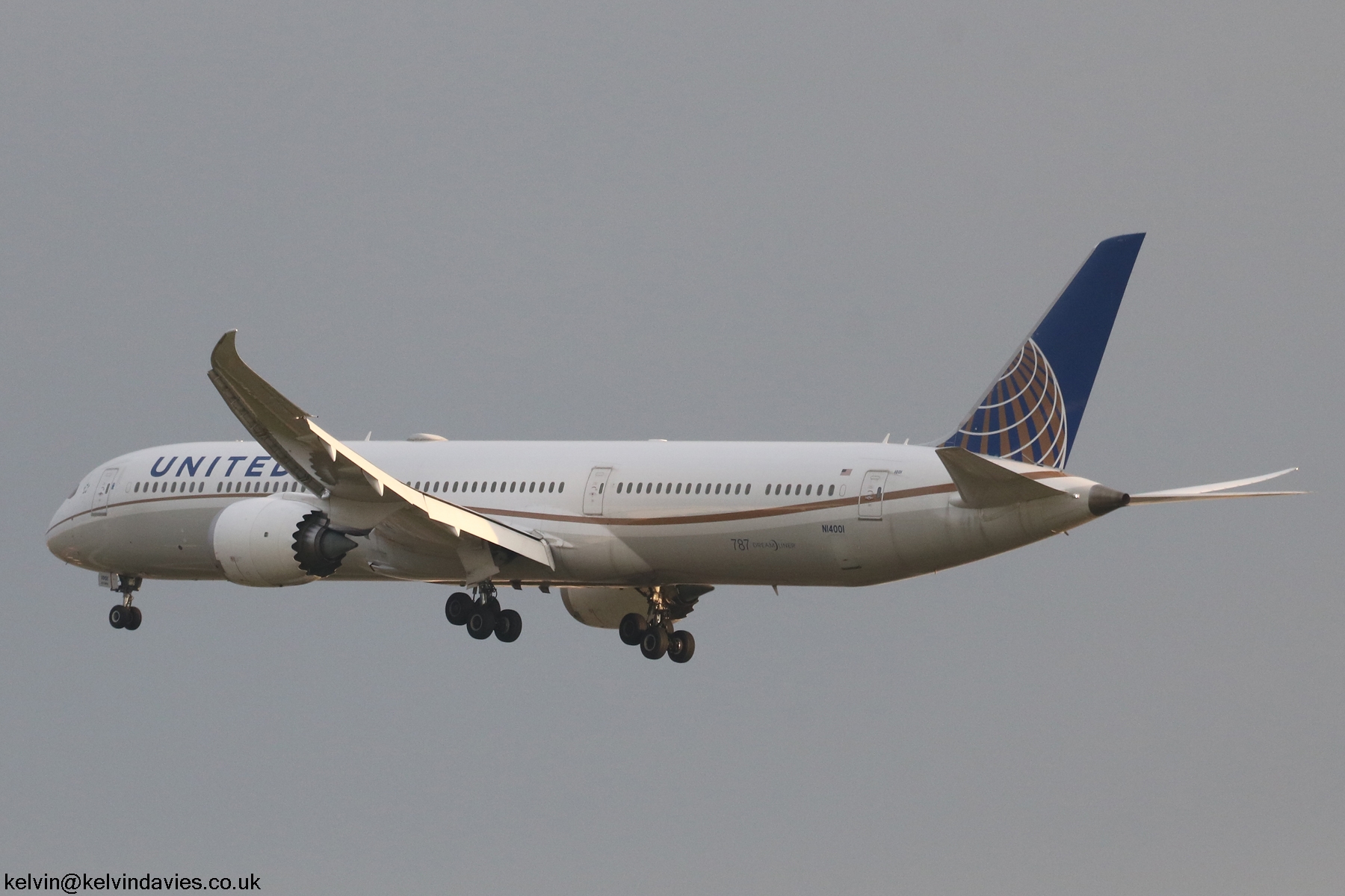 United Airlines 787 N14001