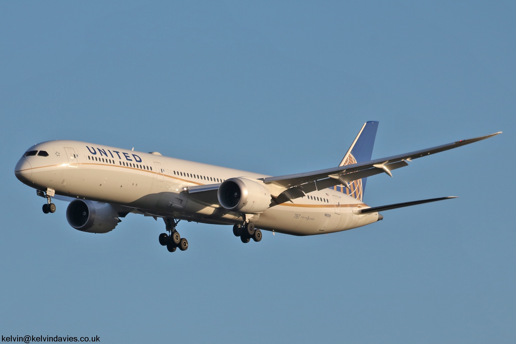 United Airlines 787 N16008