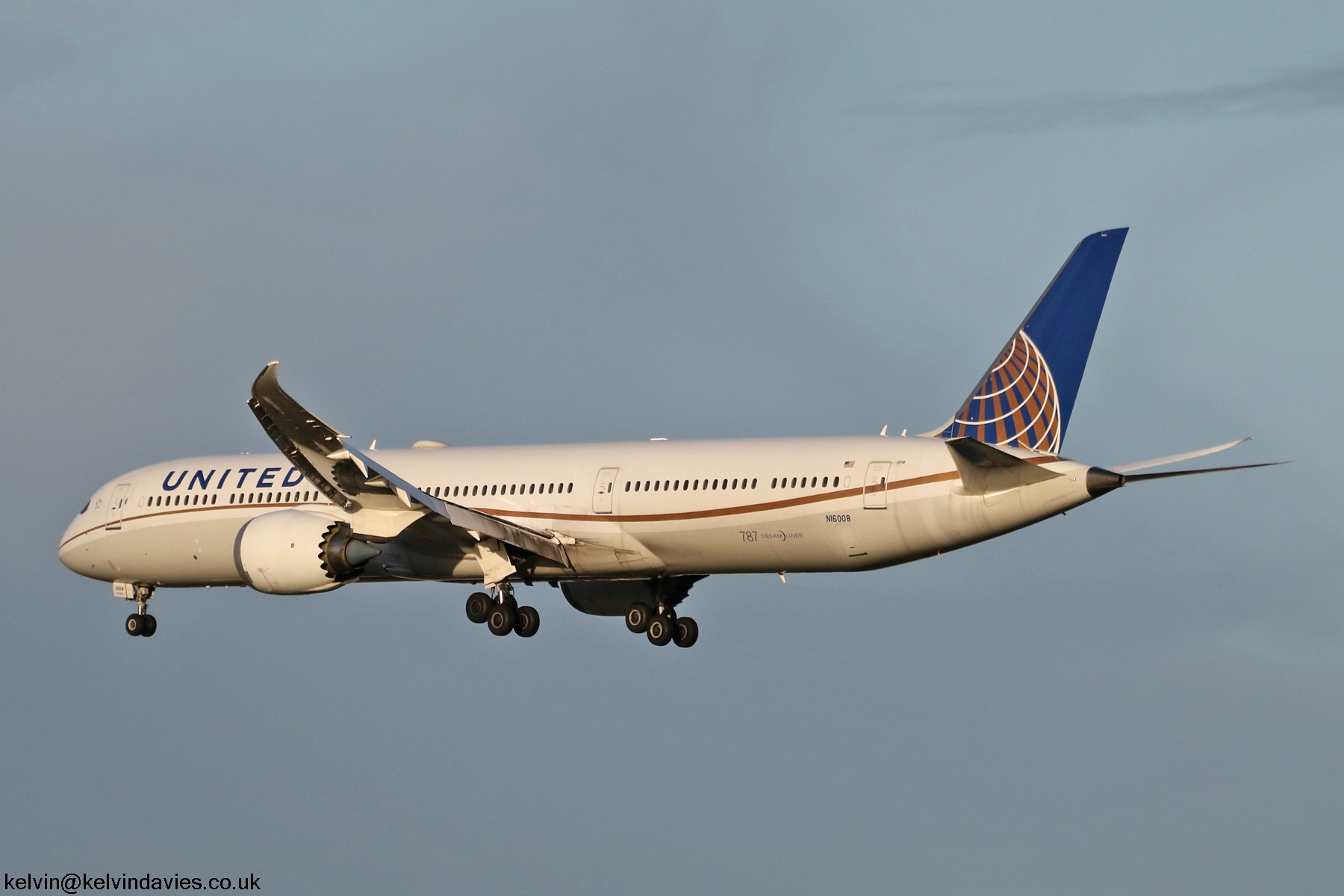 United Airlines 787 N16008