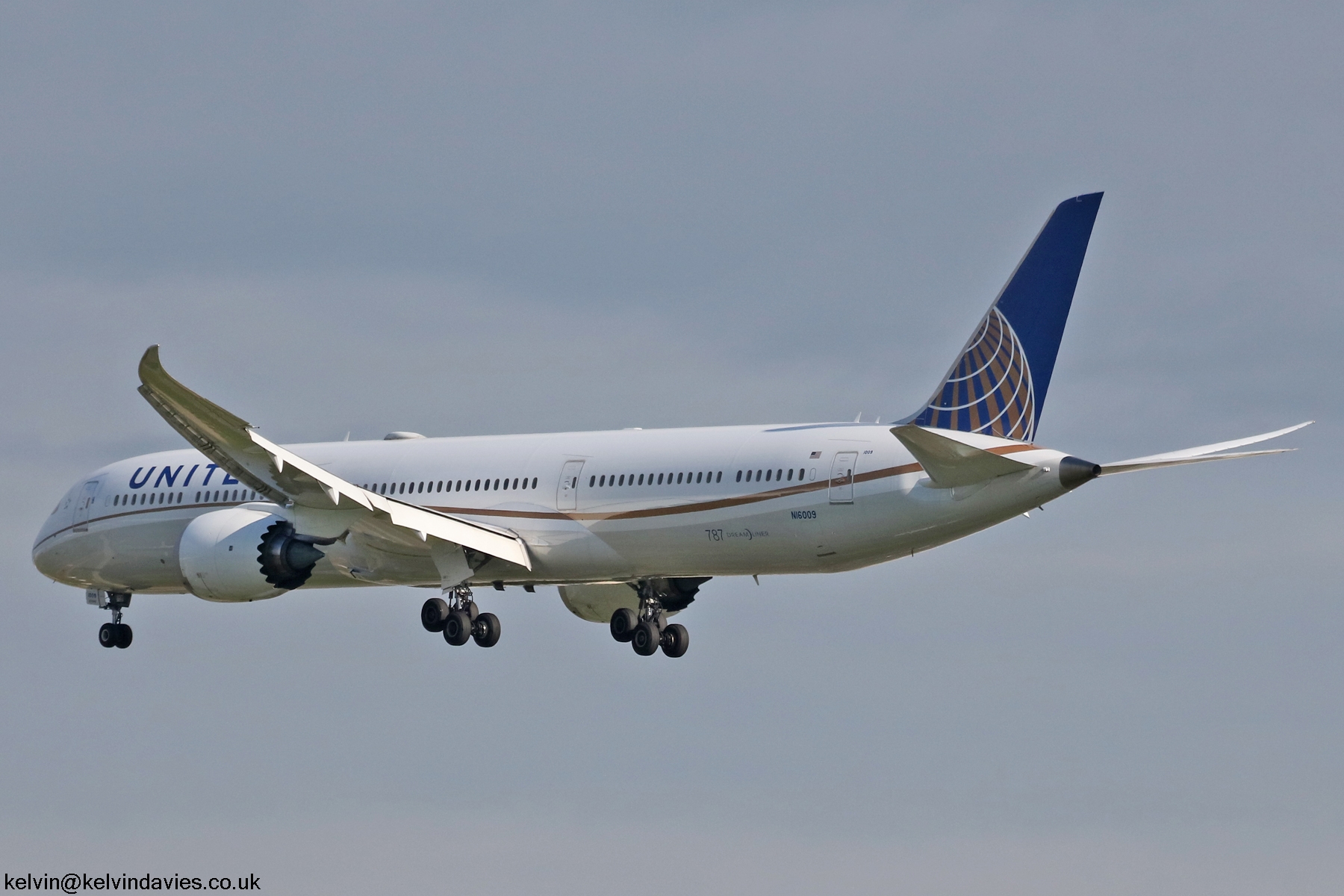 United Airlines 787 N16009