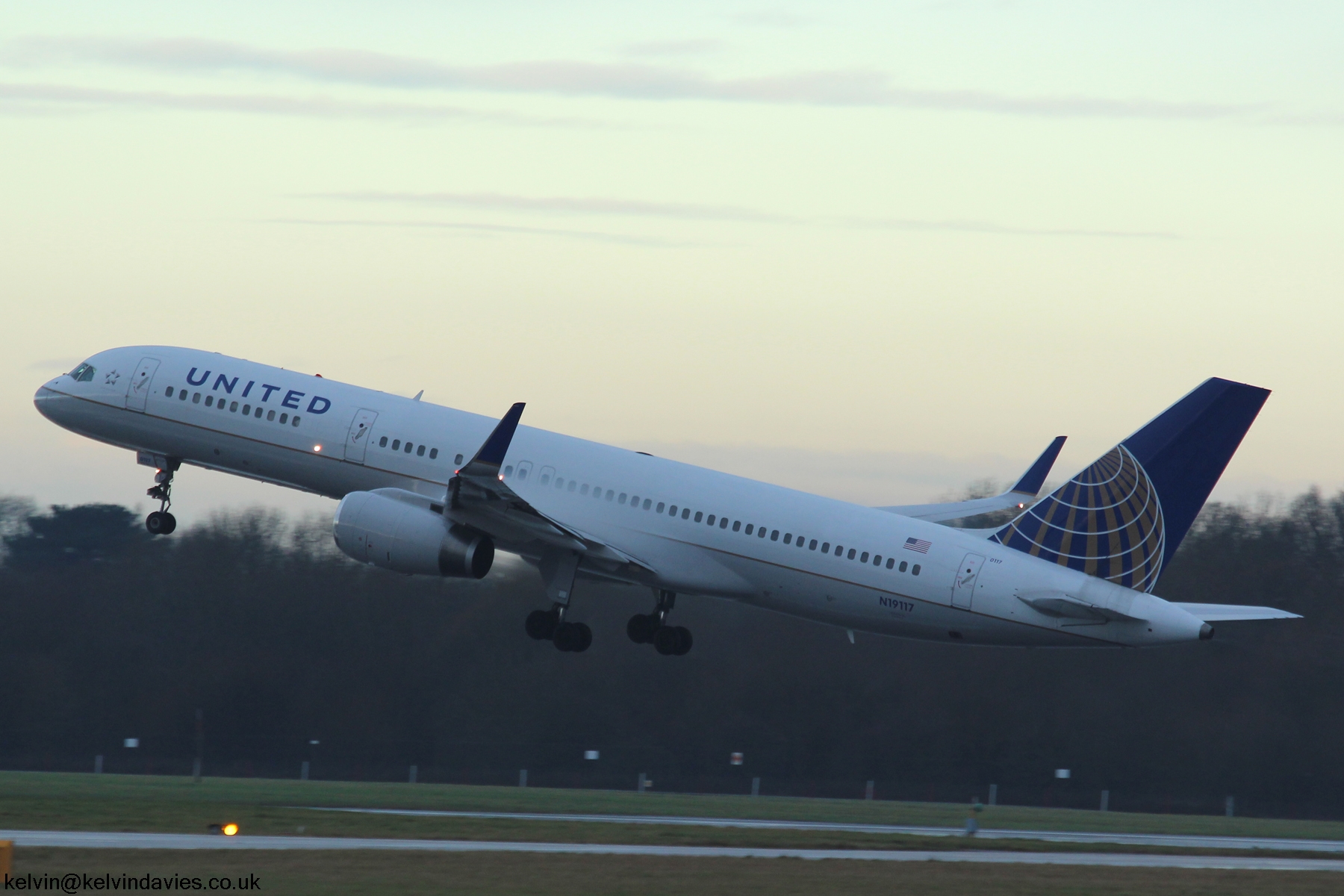 United Airlines 757 N19117