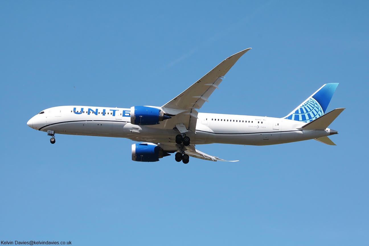 United Airlines 787 N21102