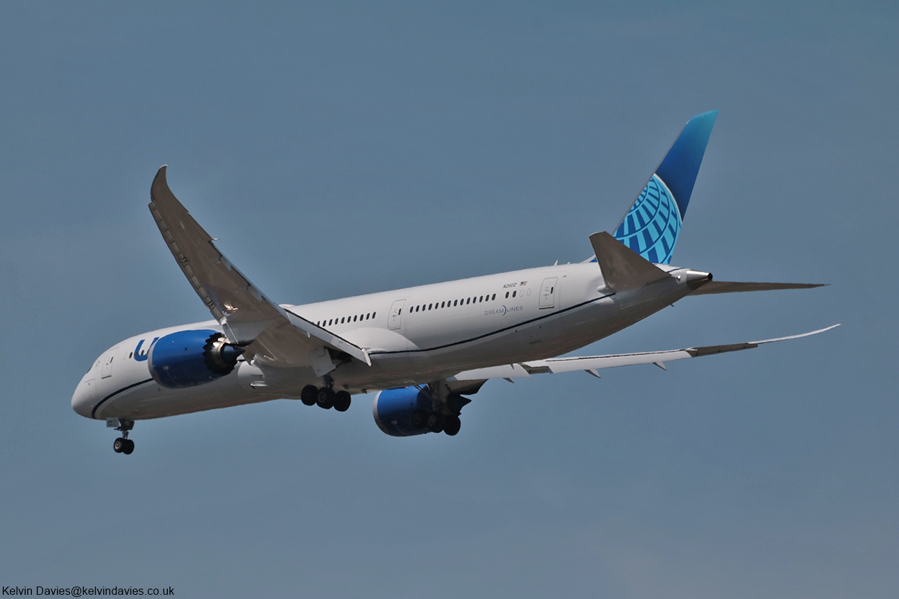 United Airlines 787 N21102