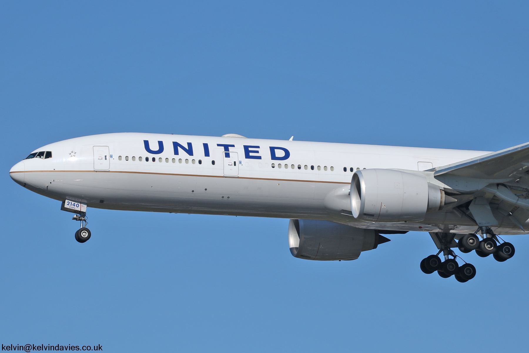 United Airlines 777 N2140U