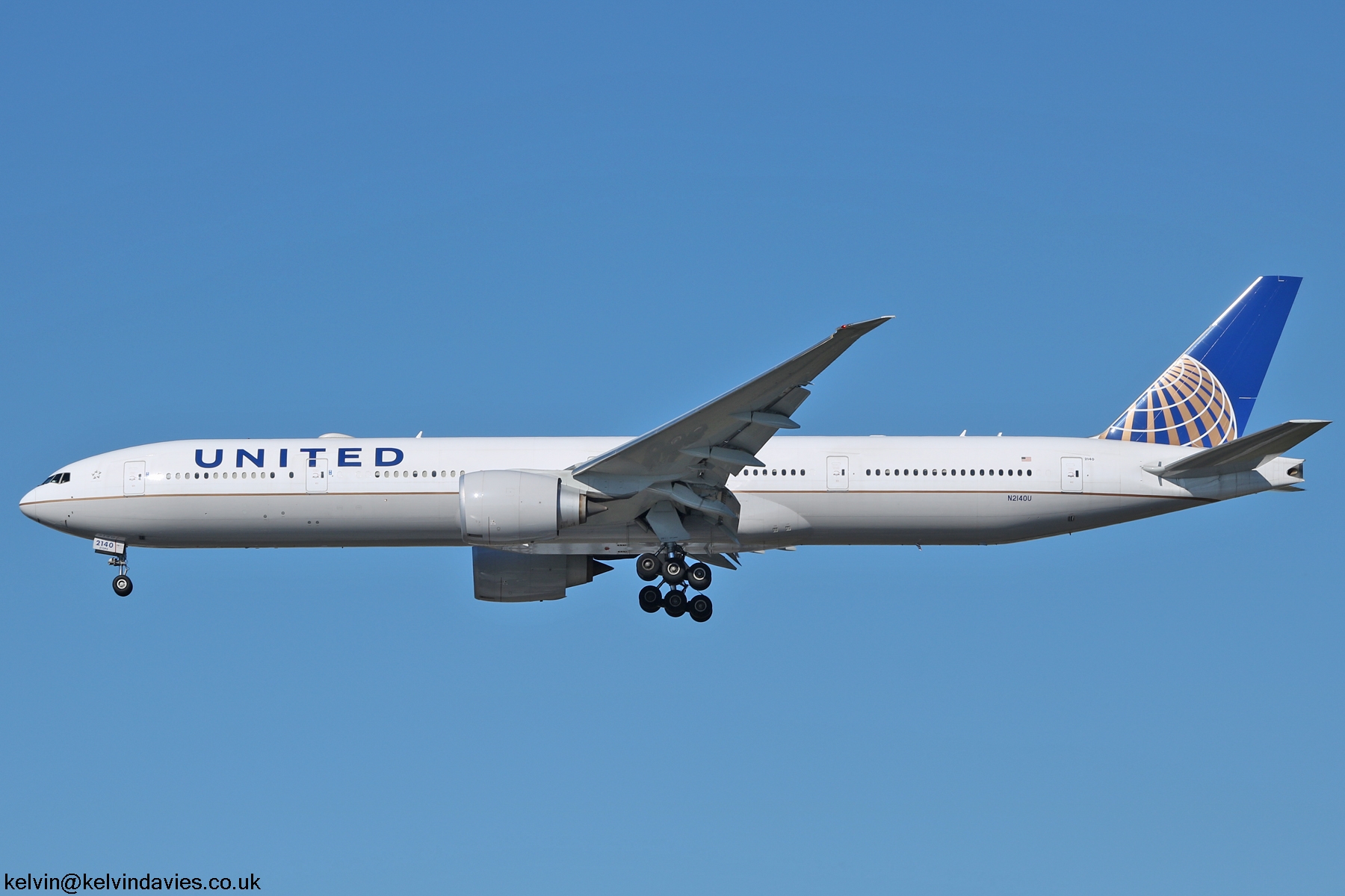 United Airlines 777 N2140U