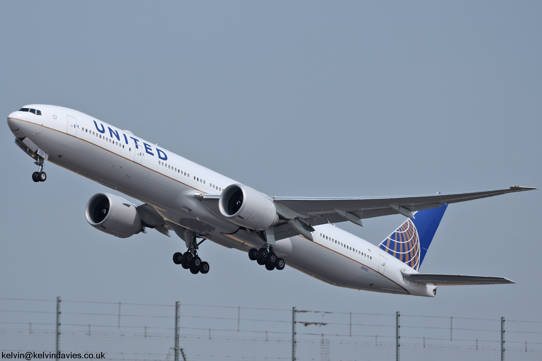 United Airlines 777 N2142U