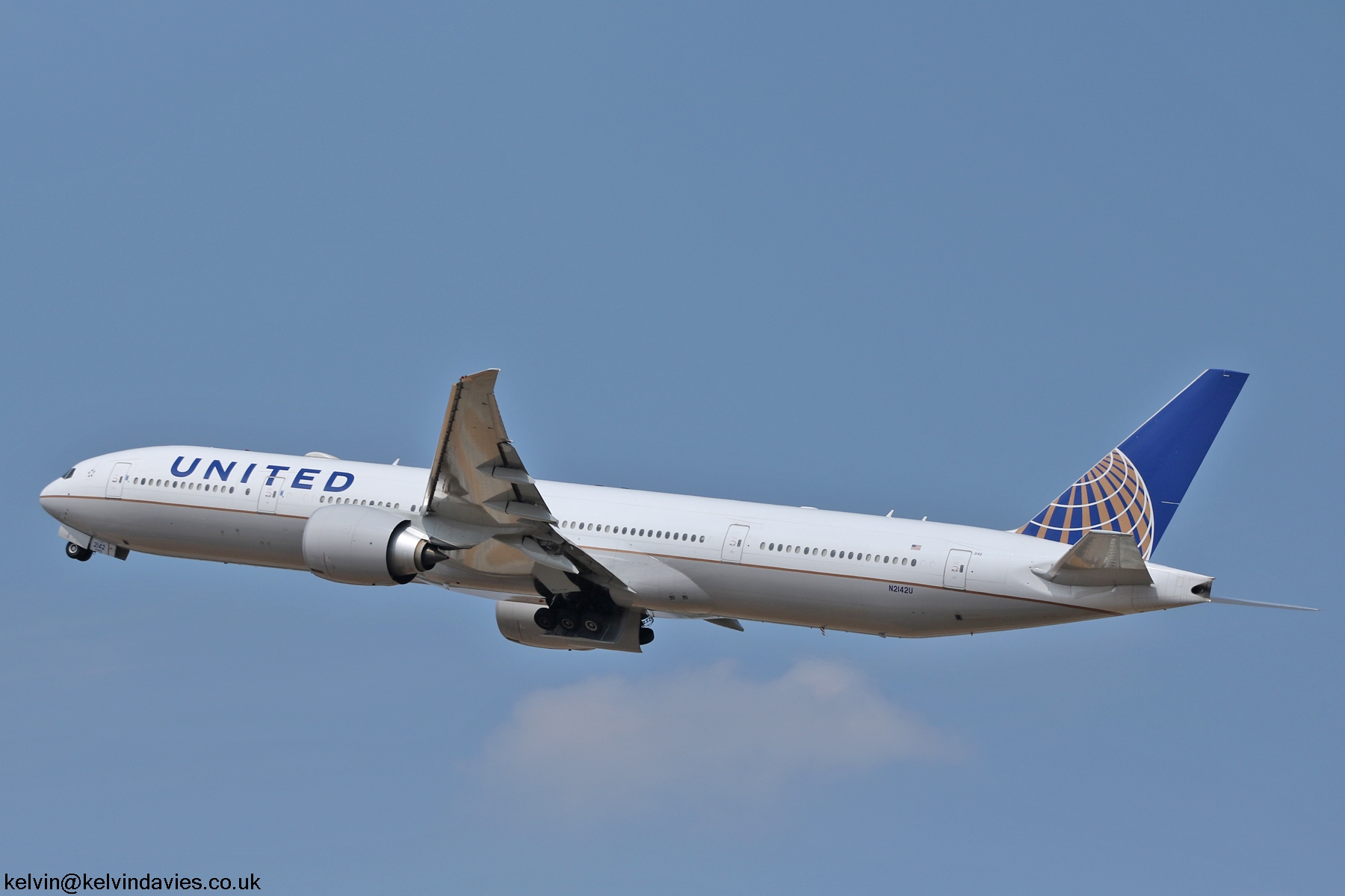 United Airlines 777 N2142U