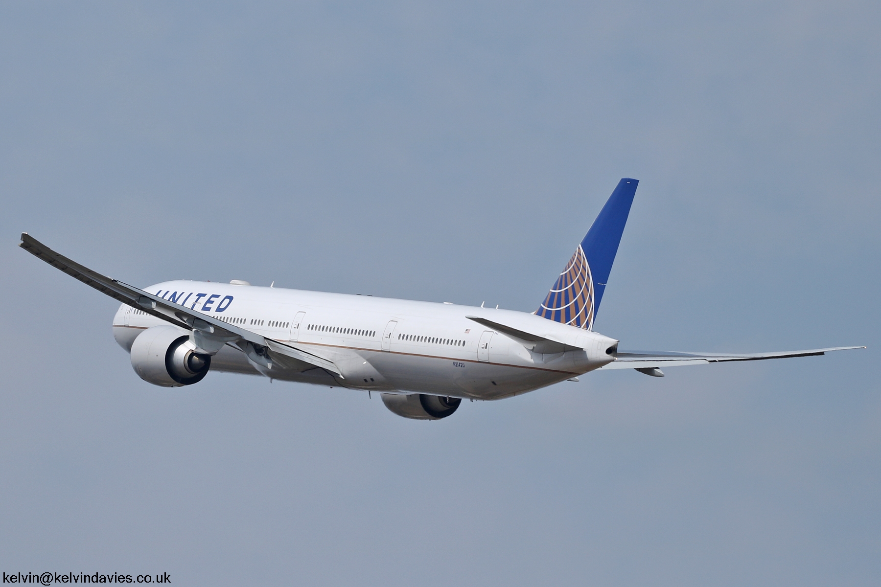 United Airlines 777 N2142U