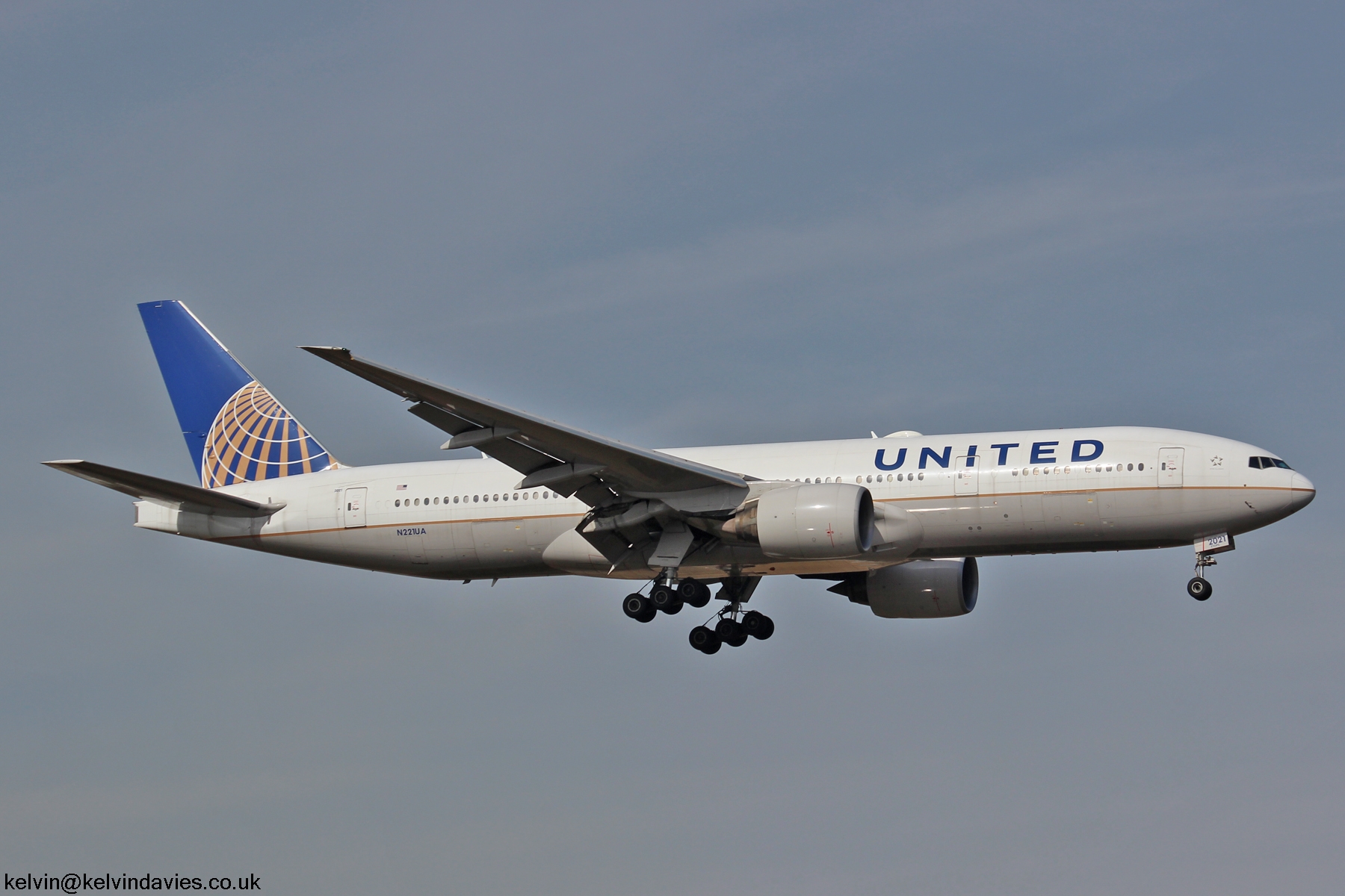 United Airlines 777 N221UA
