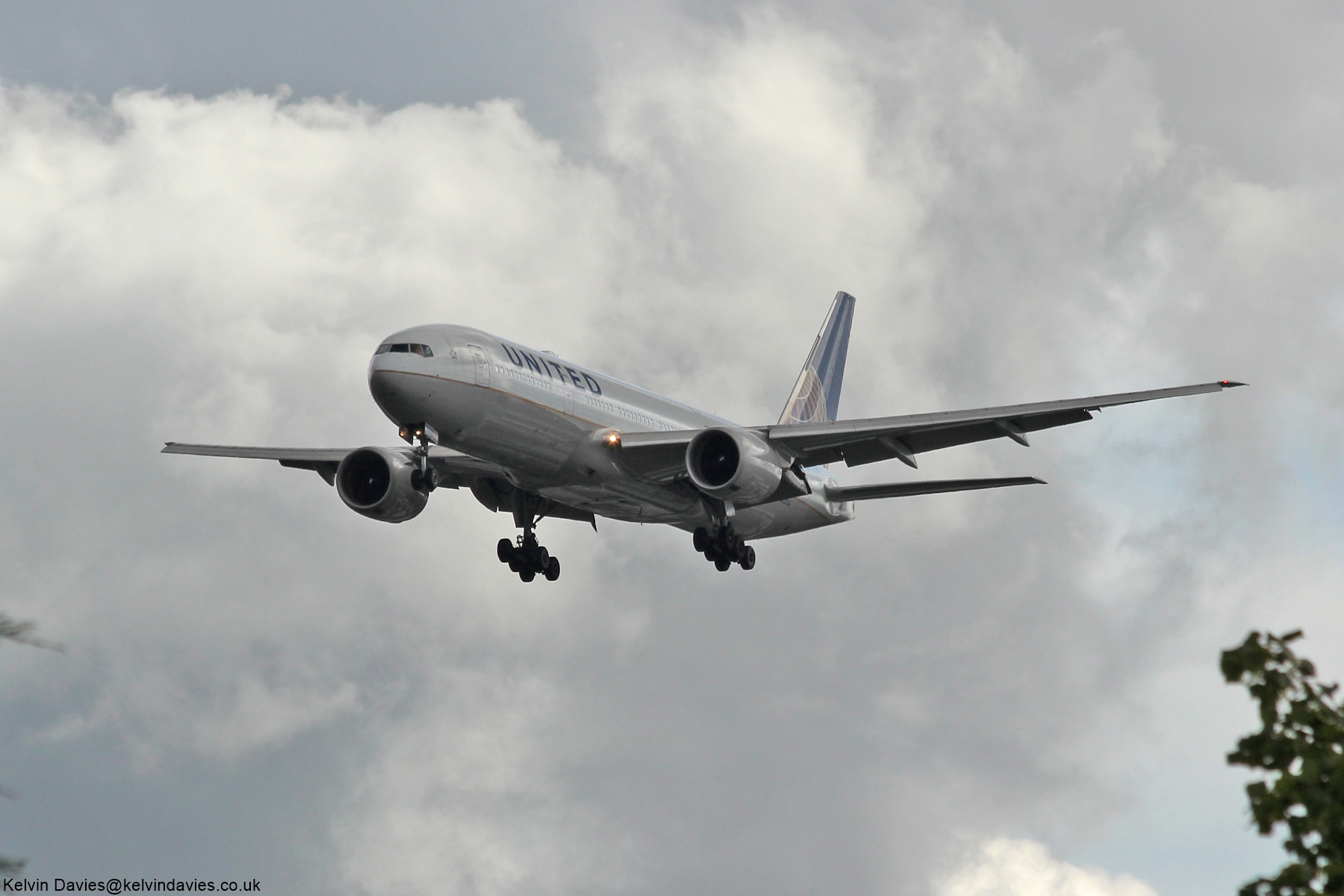 United Airlines 777 N222UA