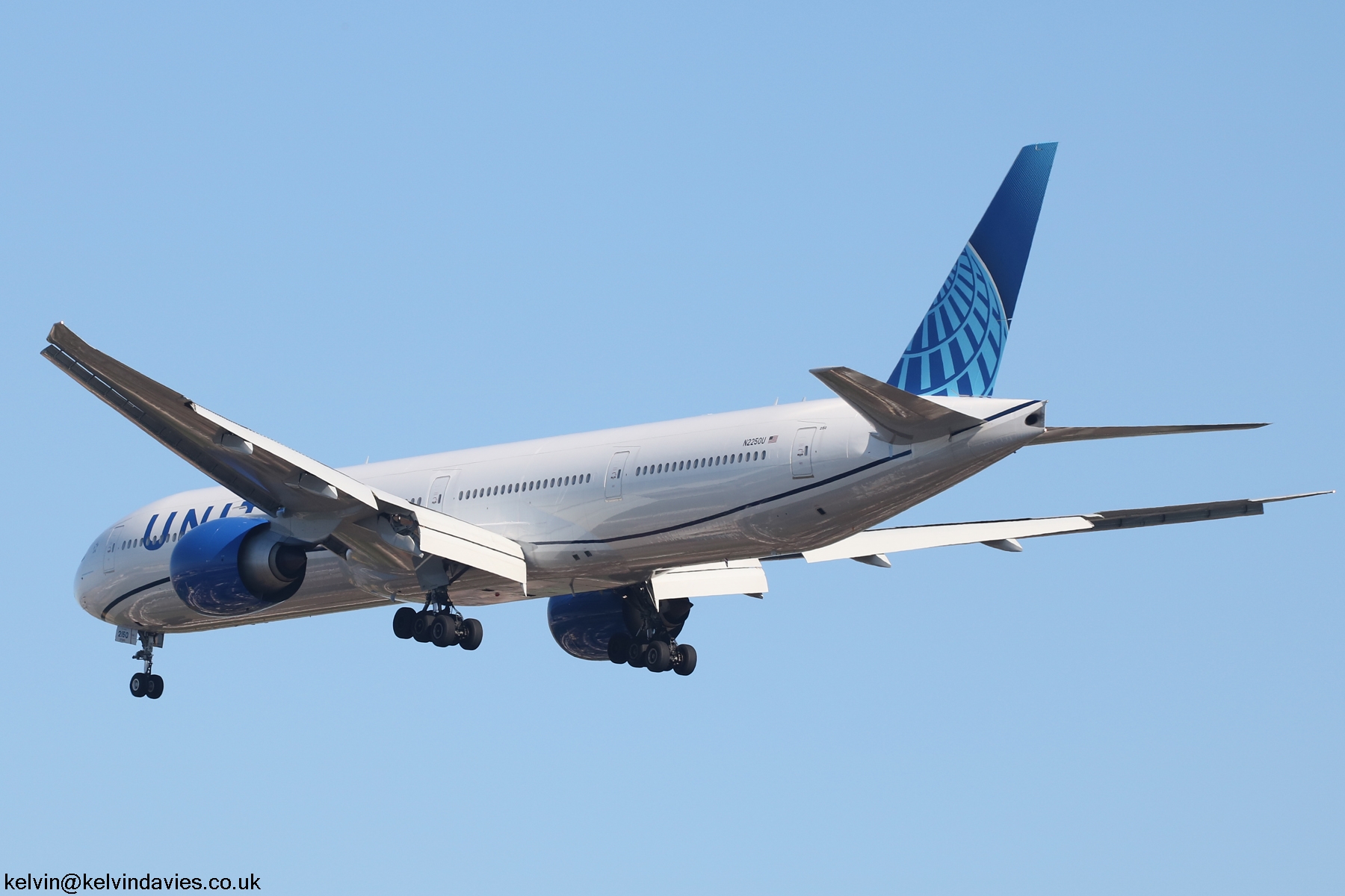 United Airlines 777 N2250U