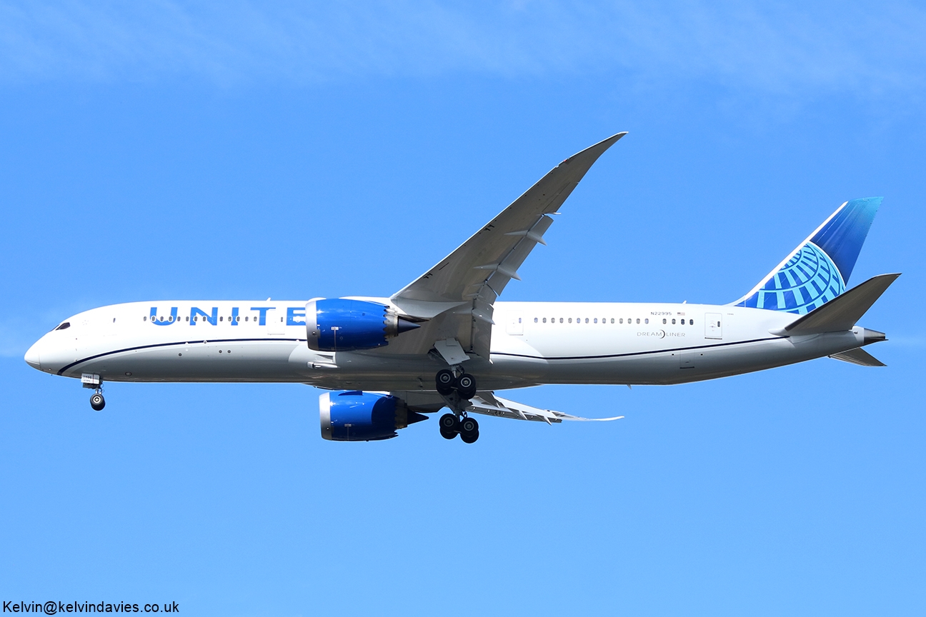 United Airlines 787 N22995