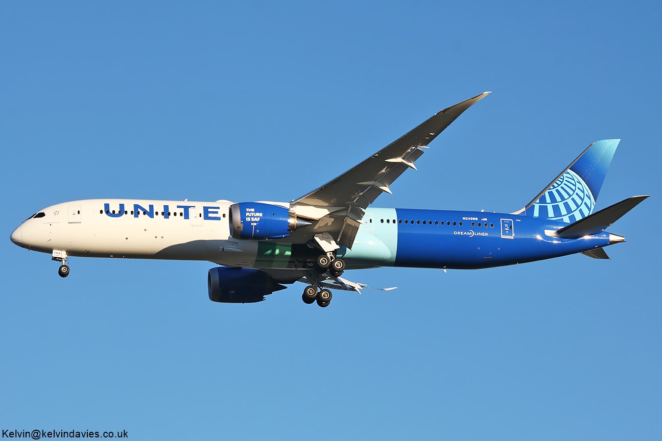 United Airlines 787 N24988