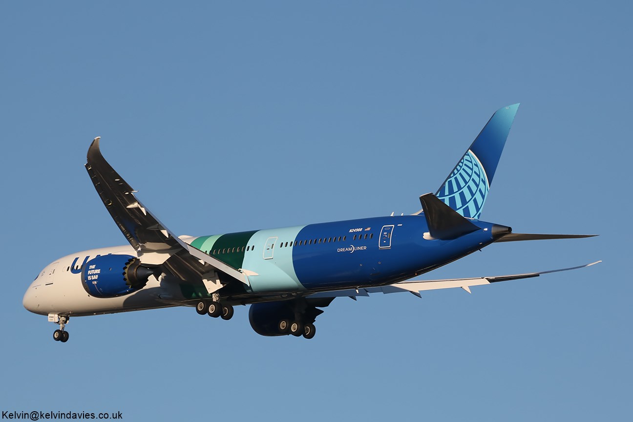 United Airlines 787 N24988