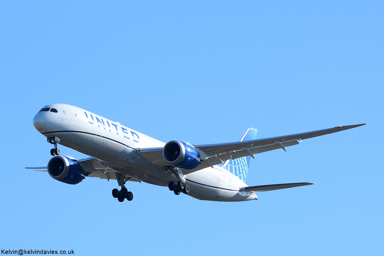 United Airlines 787 N24990