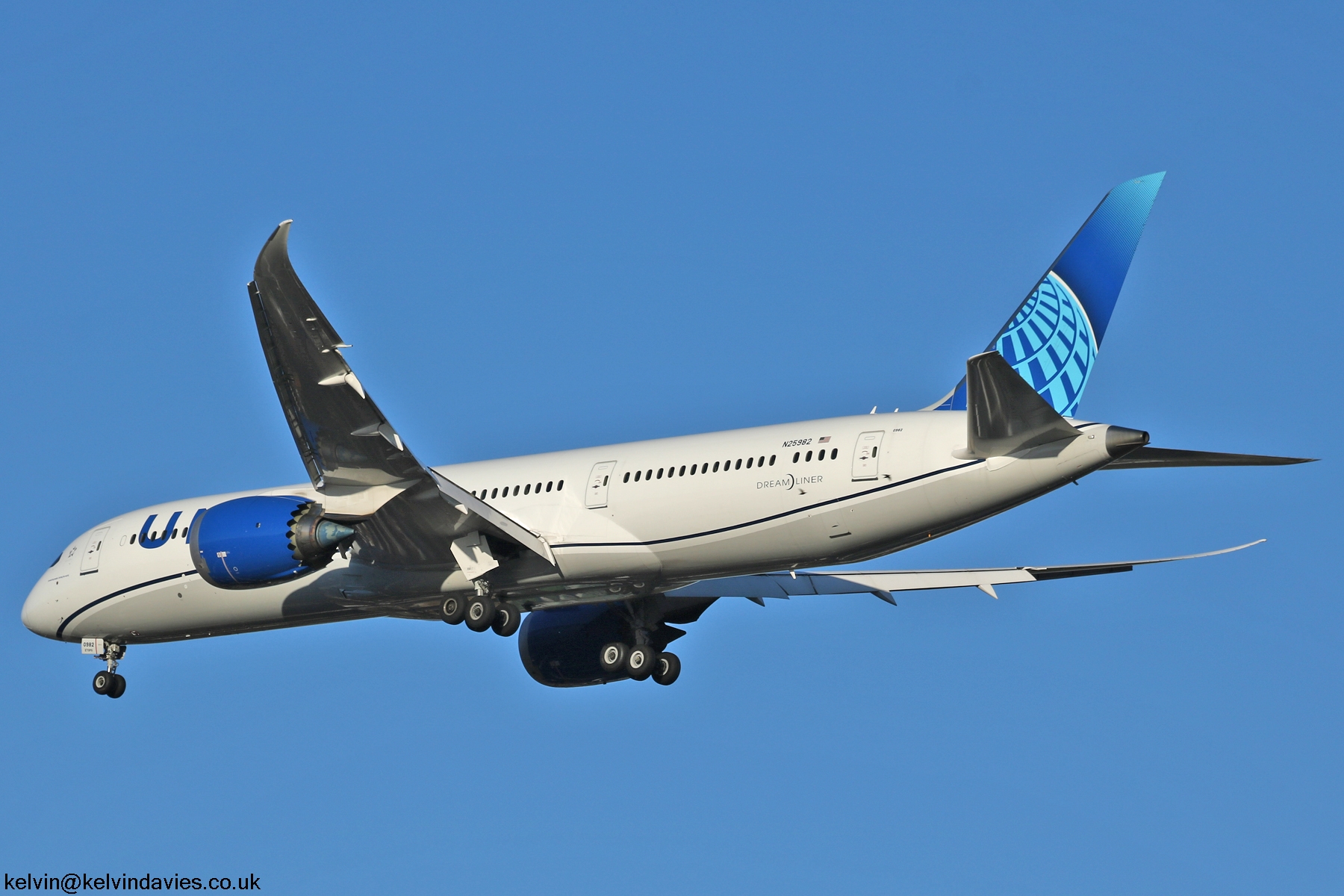United Airlines 787 N25982