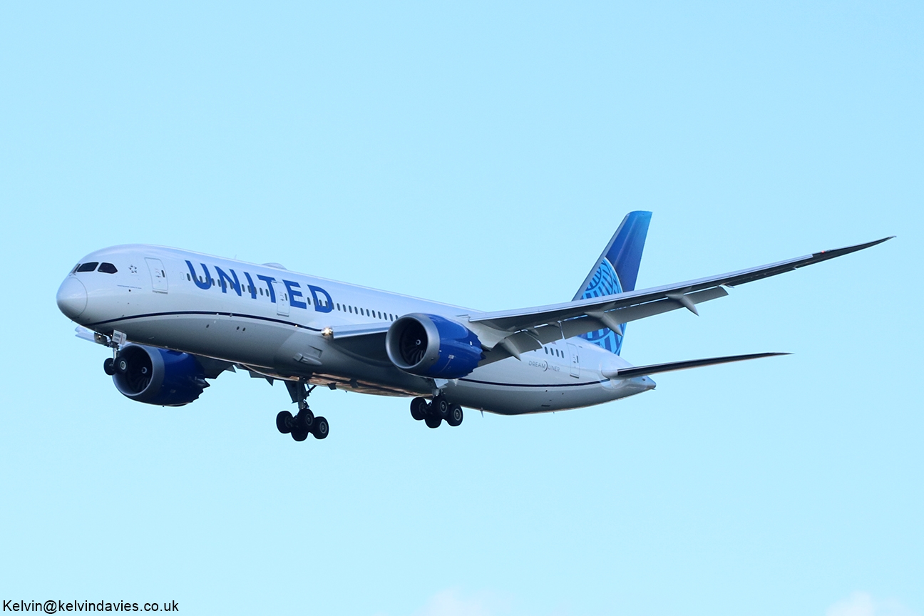 United Airlines 787 N26996