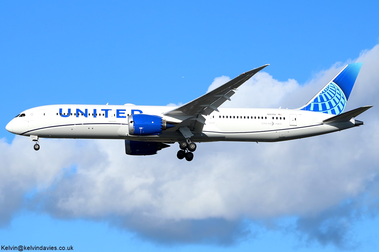 United Airlines 787 N26996