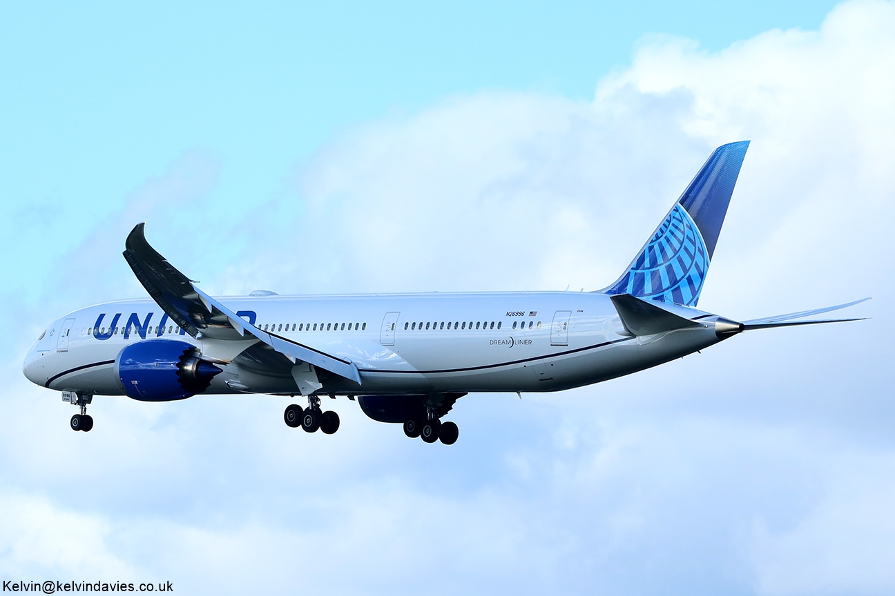 United Airlines 787 N26996