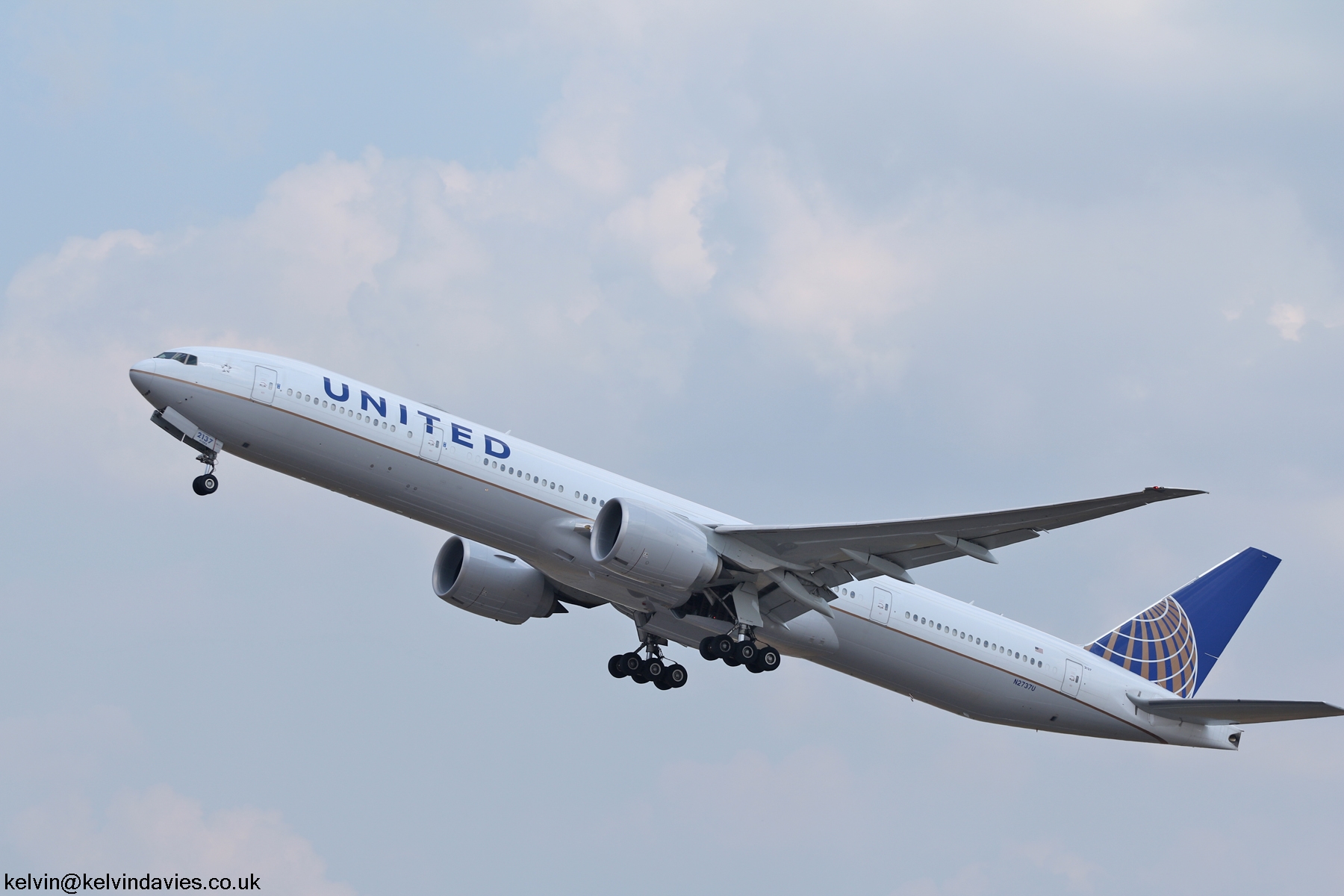United Airlines 777 N2737U