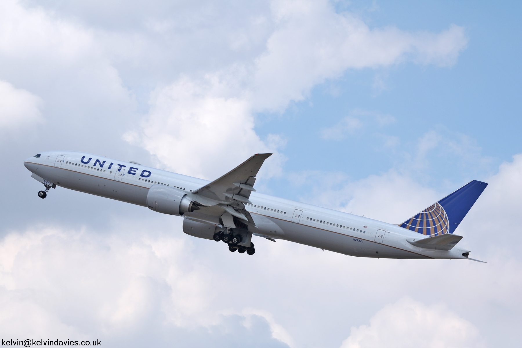 United Airlines 777 N2737U