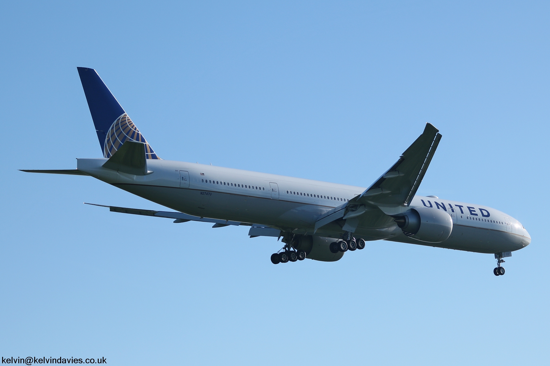 United Airlines 777 N2747U