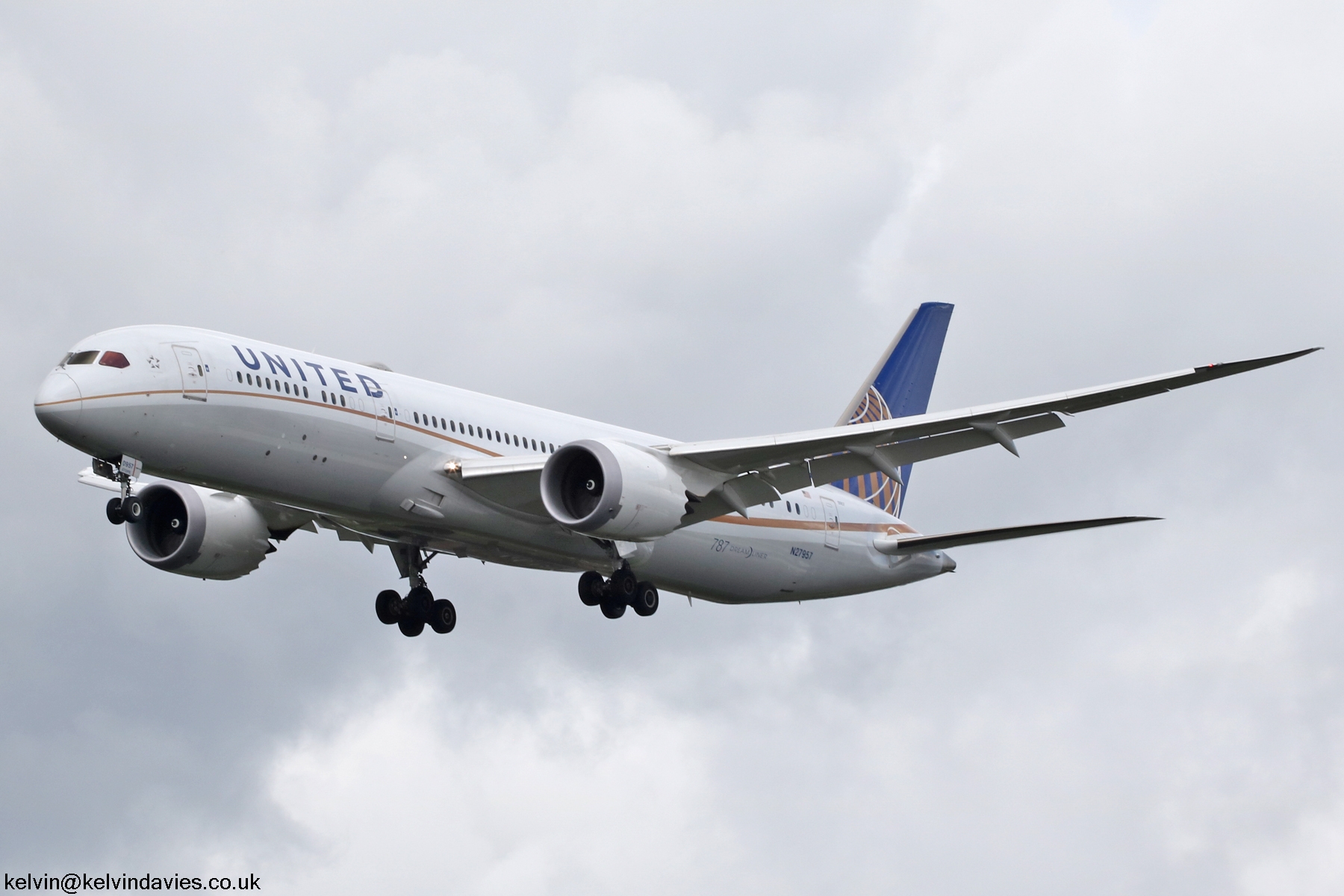United Airlines 787  N27957