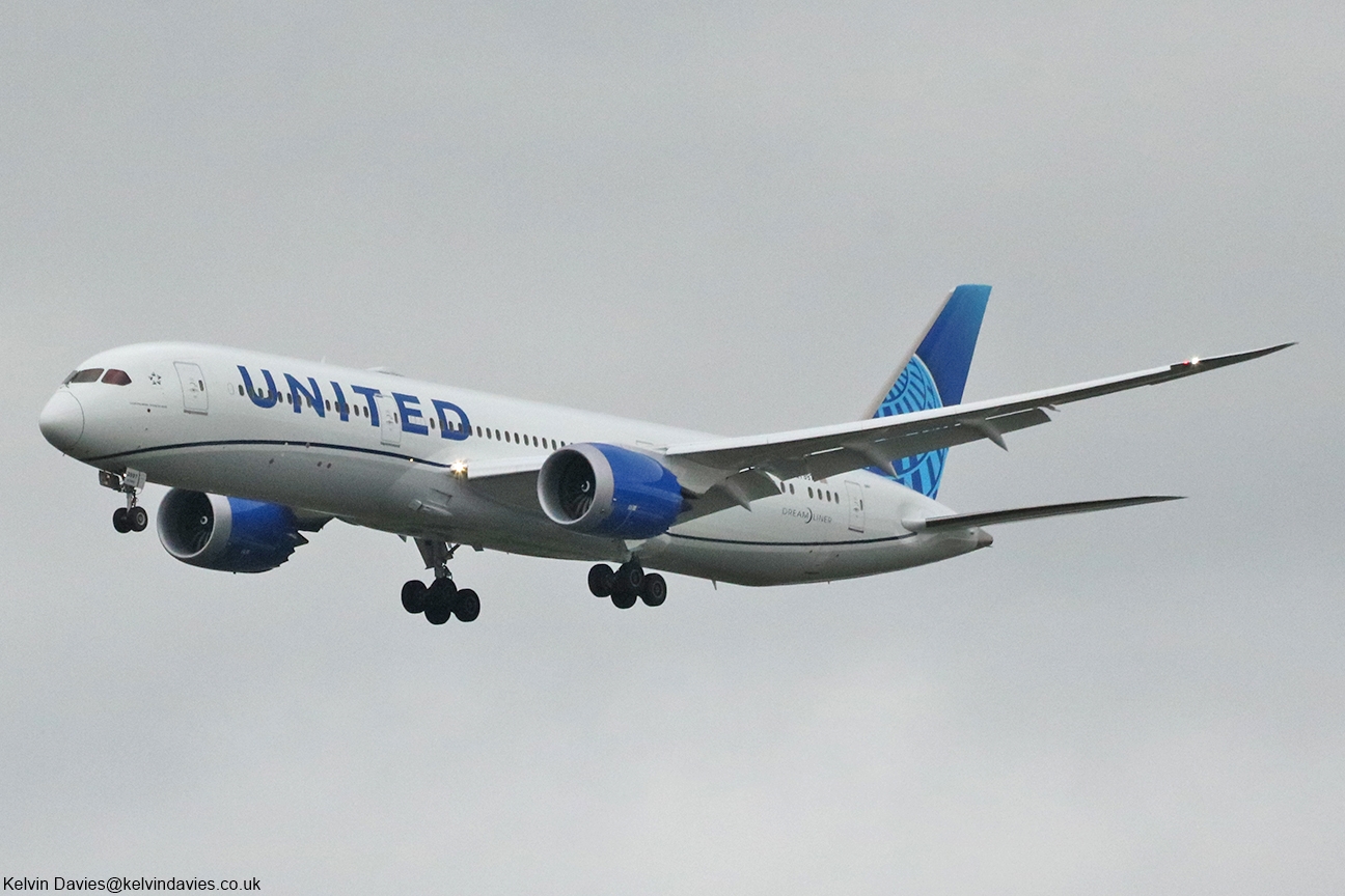United Airlines 787 N27997