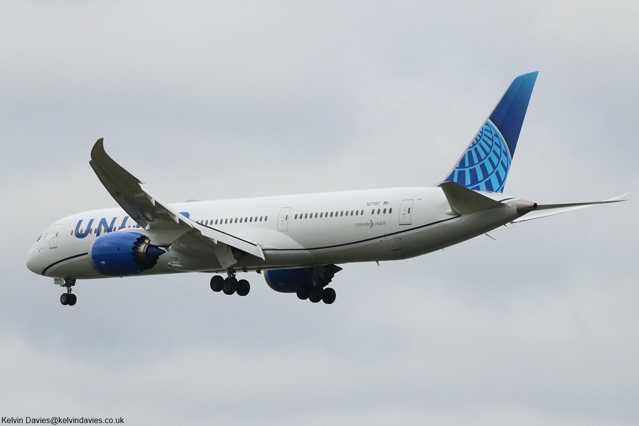 United Airlines 787 N27997