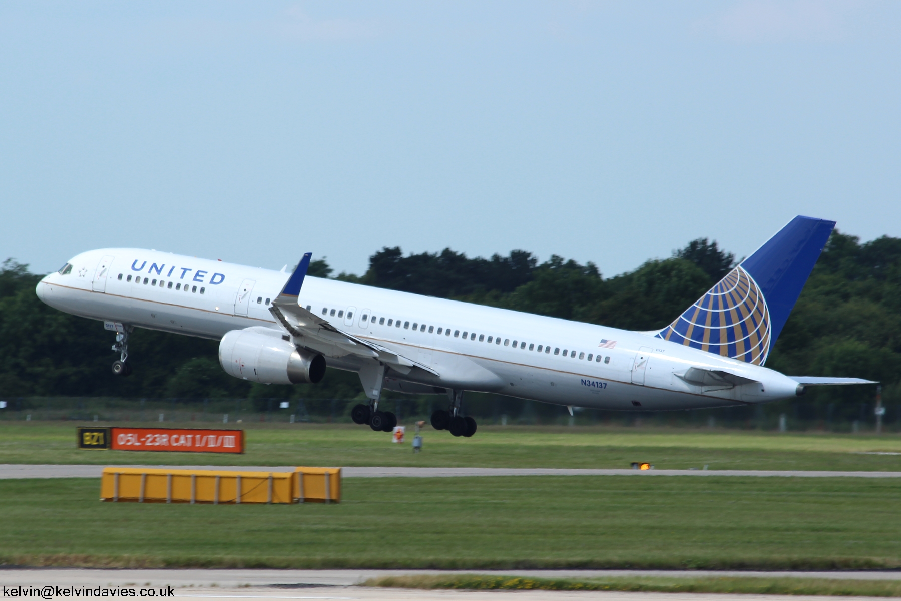 United Airlines 757 N34137