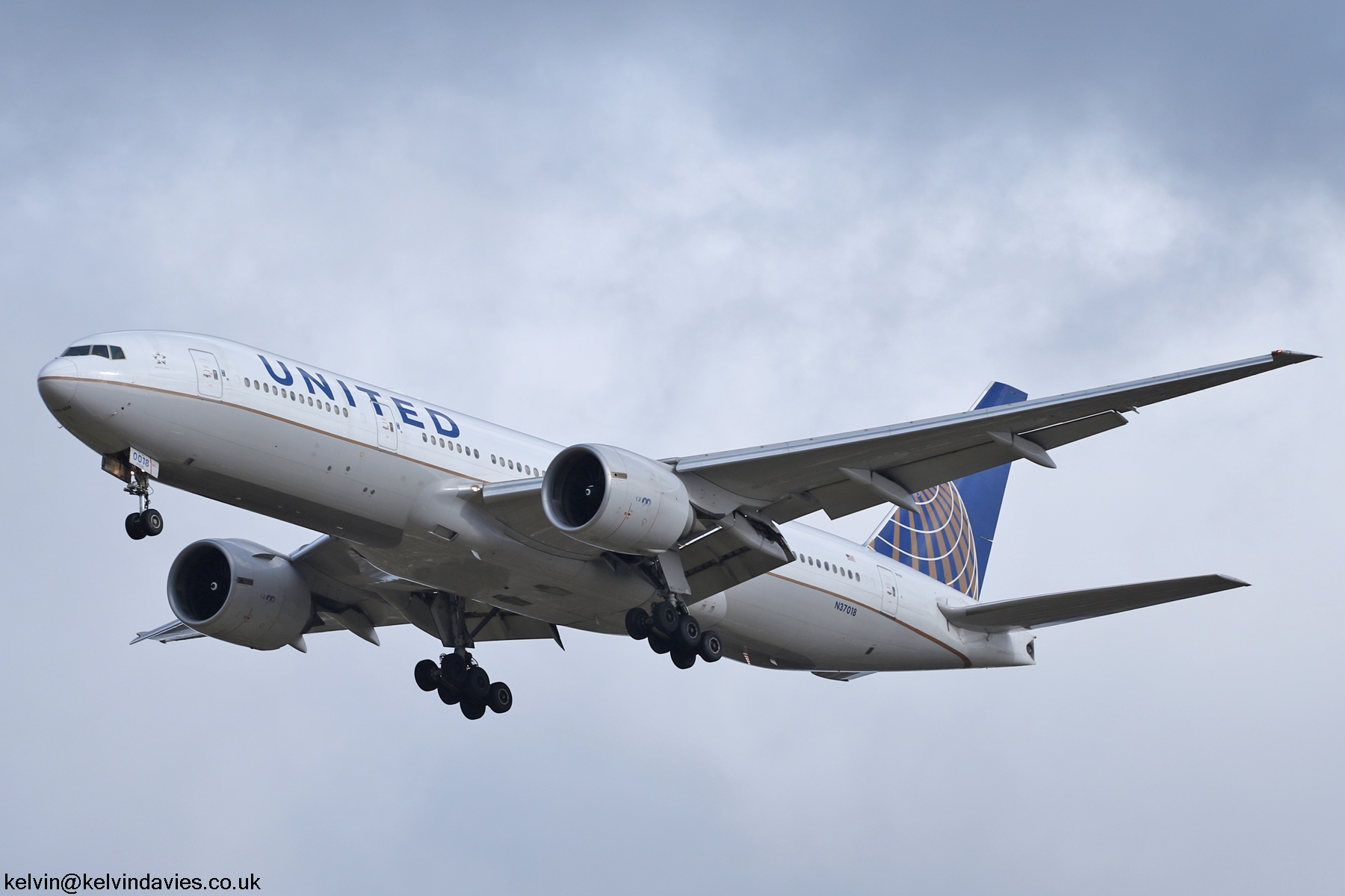 United Airlines 777 N37018