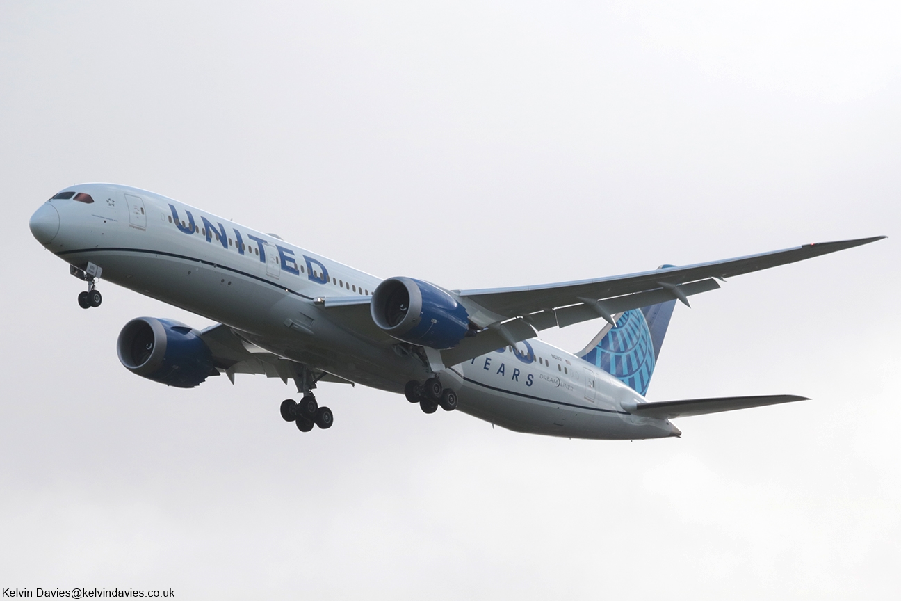 United Airlines 787 N61101